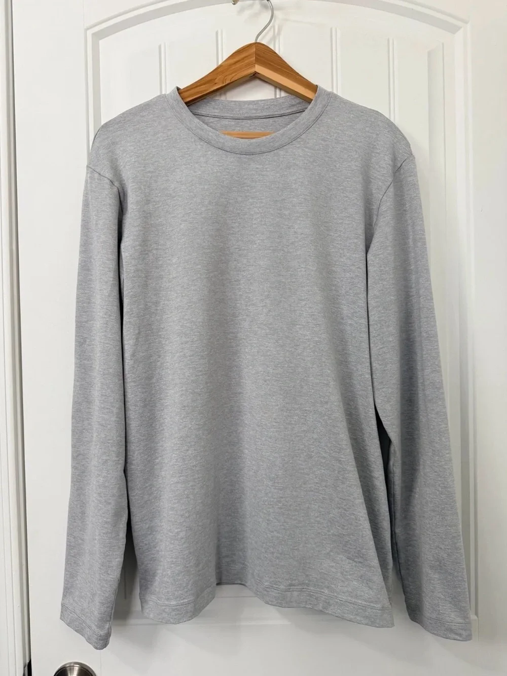 ALO Yoga Men’s Conquer Reform Crewneck LongSleeve Athletic Heather Grey Size M